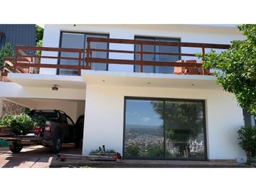 VENTA CASA EN CARLOS PAZ CON VISTA, CENTRICA APTO CDTO