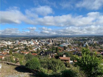 VENTA CASA EN CARLOS PAZ CON VISTA, CENTRICA APTO CDTO