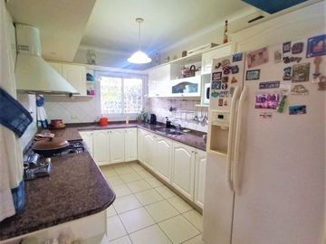 GREENWOOD VENDE HERMOSA Y AMPLIA PROPIEDAD EN GODOY CRUZ, EXCELENTE CALIDAD CONSTRUCTIVA Y UBICACION INMEJORABLE