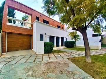 GREENWOOD VENDE HERMOSA Y AMPLIA PROPIEDAD EN GODOY CRUZ, EXCELENTE CALIDAD CONSTRUCTIVA Y UBICACION INMEJORABLE