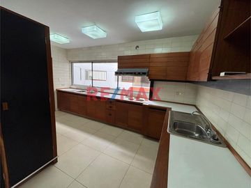 🌊 ¡VIVE FRENTE AL MAR CON TODAS LAS COMODIDADES!
📍 Malecón San Martín – Ancón
✨ Hermoso departamento en venta con una espectacular vista directa al