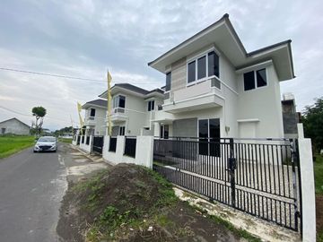 Dijual Rumah Mewah 2 Lantai Hook 2 Muka View Merapi Dekat Bandara Adisutjipto Yogyakarta