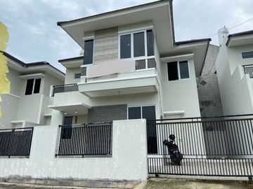 Dijual Rumah Mewah 2 Lantai Hook 2 Muka View Merapi Dekat Bandara Adisutjipto Yogyakarta