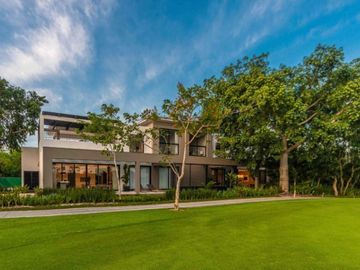 Residencia con  jardín y alberca privada,  en residencial con campo de golf y am