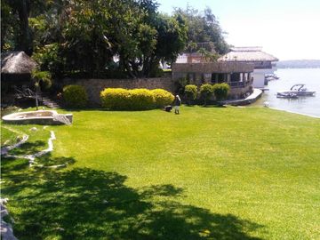 CASA EN VENTA A ORILLA DEL LAGO 