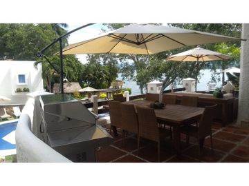 CASA EN VENTA A ORILLA DEL LAGO 