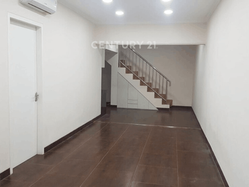 Rumah Semi Furnished Cantik Area Taman Ratu Jakarta Barat