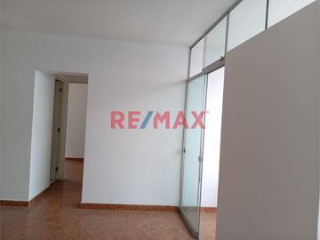 🏡✨ ¡Tu nuevo hogar te espera! o para inversión
¿Buscas un lugar cómodo, con excelente ubicación y todo a la mano?
Este departamento es perfecto para