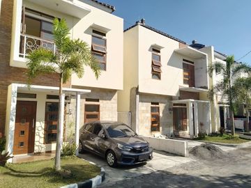 RUMAH MEWAH 2 LANTAI DEKAT UMY JOGJA