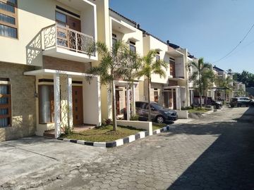 RUMAH MEWAH 2 LANTAI DEKAT UMY JOGJA