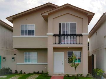 Venta de espectacular Casa Esquinera Modelo Iris  en Etapa Brisana Urb. Casalaguna/A 5 minutos del Riocentro Dorado.