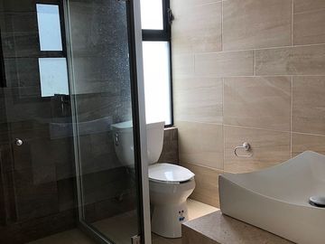 Preciosa Casa en La Condesa Juriquilla, Estudio o 4ta Recámara en P.B, Jardín