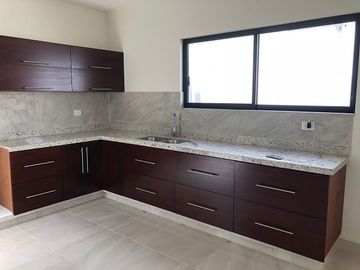 Preciosa Casa en La Condesa Juriquilla, Estudio o 4ta Recámara en P.B, Jardín