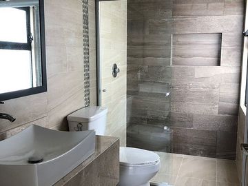 Preciosa Casa en La Condesa Juriquilla, Estudio o 4ta Recámara en P.B, Jardín