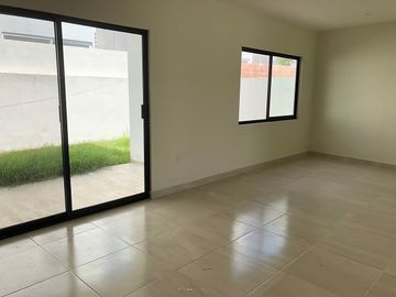 Preciosa Casa en La Condesa Juriquilla, Estudio o 4ta Recámara en P.B, Jardín