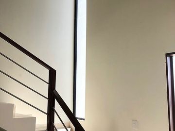 Preciosa Casa en La Condesa Juriquilla, Estudio o 4ta Recámara en P.B, Jardín