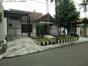 RUMAH TENGGILIS UTARA Sangat Terawat Siap Huni Hadap Selatan