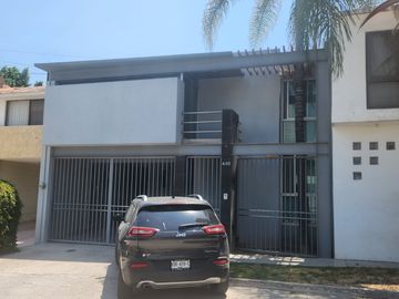 Bonita Casa en Venta en Lomas 2da. Secc.