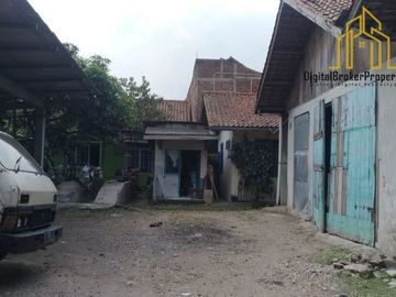 GUDANG DENGAN 5 BANGUNAN RUMAH HANYA 50METER KE JALAN RAYA SOREANG | KOMALAN