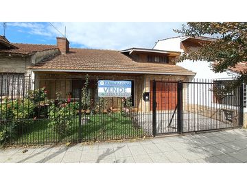 ***RESERVADA*** Casa-Chalet en lote propio! Muy buen entorno.