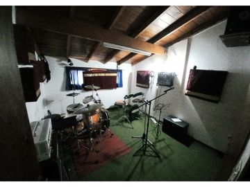 ***RESERVADA*** Casa-Chalet en lote propio! Muy buen entorno.