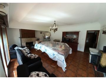 ***RESERVADA*** Casa-Chalet en lote propio! Muy buen entorno.