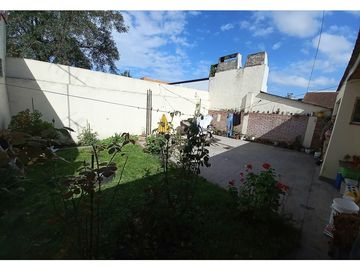***RESERVADA*** Casa-Chalet en lote propio! Muy buen entorno.
