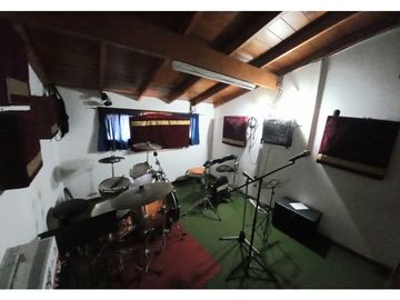 ***RESERVADA*** Casa-Chalet en lote propio! Muy buen entorno.