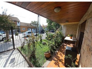 ***RESERVADA*** Casa-Chalet en lote propio! Muy buen entorno.