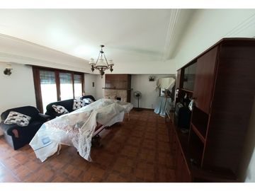 ***RESERVADA*** Casa-Chalet en lote propio! Muy buen entorno.