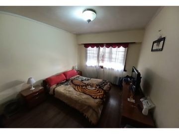 ***RESERVADA*** Casa-Chalet en lote propio! Muy buen entorno.