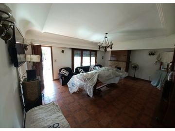 ***RESERVADA*** Casa-Chalet en lote propio! Muy buen entorno.