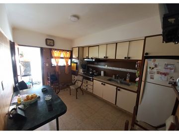 ***RESERVADA*** Casa-Chalet en lote propio! Muy buen entorno.