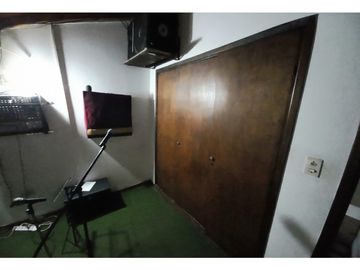 ***RESERVADA*** Casa-Chalet en lote propio! Muy buen entorno.