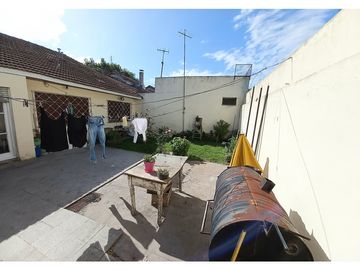***RESERVADA*** Casa-Chalet en lote propio! Muy buen entorno.