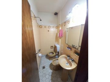 ***RESERVADA*** Casa-Chalet en lote propio! Muy buen entorno.