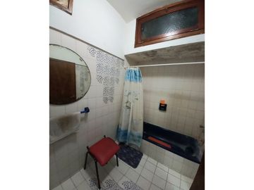 ***RESERVADA*** Casa-Chalet en lote propio! Muy buen entorno.