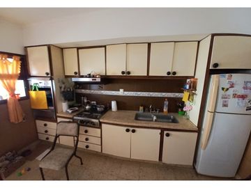 ***RESERVADA*** Casa-Chalet en lote propio! Muy buen entorno.