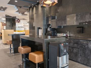 Book a reserved coworking spot or hot desk in Regus Prudential Centre