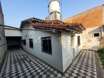 Casa Fondo en venta en Lanus Oeste