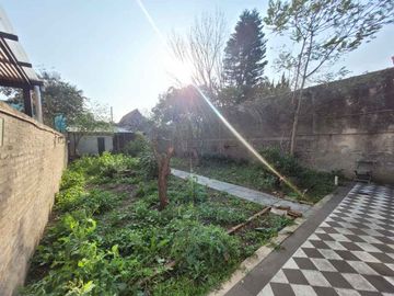 Casa Fondo en venta en Lanus Oeste