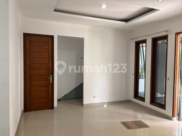 Disewakan Rumah Bagus 3 Lantai Pd. Pucung, Kec Pd. Aren, Kota Tangerang Selatan