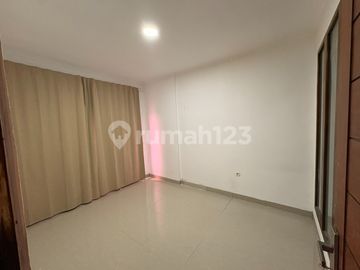 Disewakan Rumah Bagus 3 Lantai Pd. Pucung, Kec Pd. Aren, Kota Tangerang Selatan