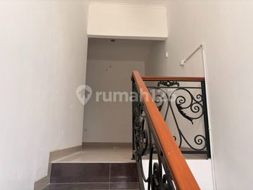 Disewakan Rumah Bagus 3 Lantai Pd. Pucung, Kec Pd. Aren, Kota Tangerang Selatan