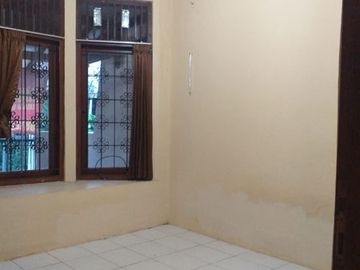 Rumah dalam perumahan Jambusari condong catur