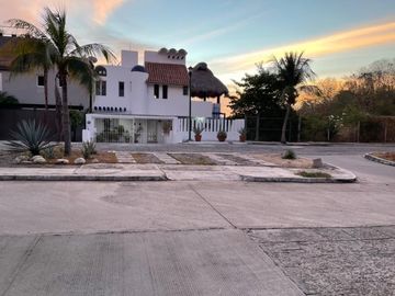 Casa con vista al mar, alberca, tina, palapa, acceso al mar, recamara independie