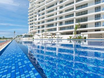 Condominio de lujo frente a marina, vistas al campo de golf y reserva natural. A