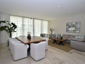 Condominio de lujo frente a marina, vistas al campo de golf y reserva natural. A