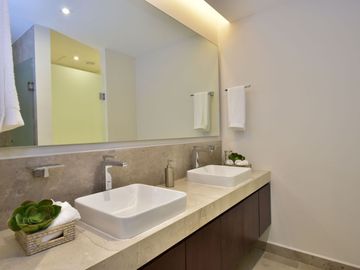 Condominio de lujo frente a marina, vistas al campo de golf y reserva natural. A