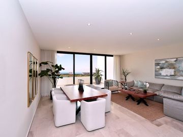 Condominio de lujo frente a marina, vistas al campo de golf y reserva natural. A